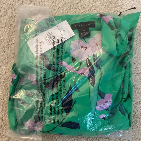 NWT Ann Taylor Floral Blouse - Picture 3 of 3